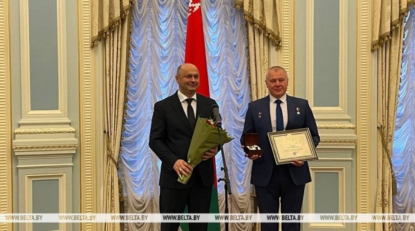 Орден и листы об объявлении Благодарности Президента Беларуси вручены представителям "Роскосмоса" Орден и листы об объявлении Благодарности Президента Беларуси вручены представителям "Роскосмоса"