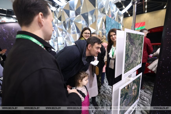 Иммерсивный кинотеатр и робот, который делает комплименты. Чем удивила "Моя Беларусь" в первый день 