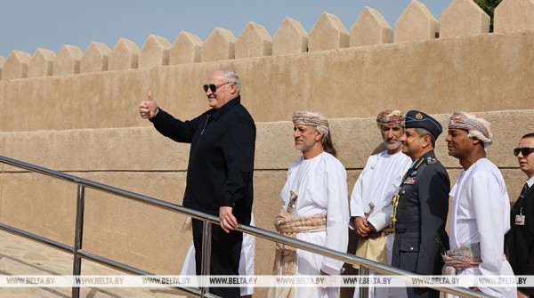 Лукашенко после посещения порта осмотрел крепость - главную достопримечательность Сохара 