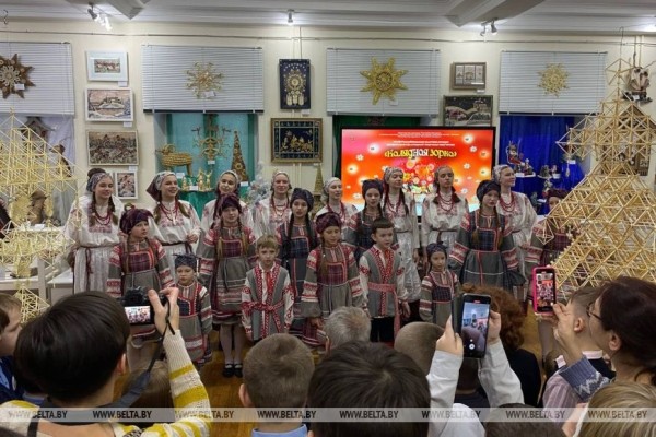 Атмосфера Нового года: более 500 работ представлены на выставке-конкурсе "Калядная зорка" в Минске 