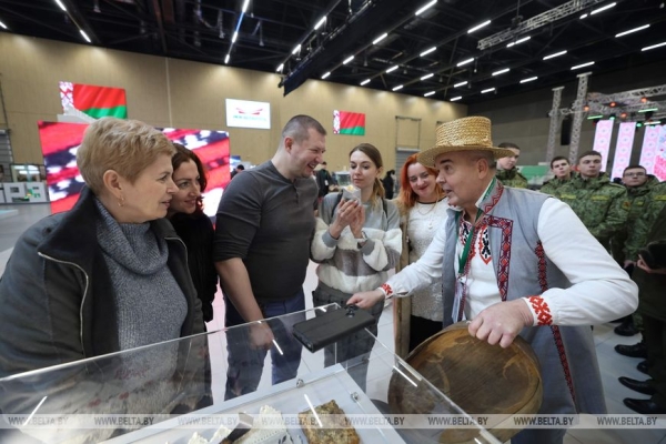 Иммерсивный кинотеатр и робот, который делает комплименты. Чем удивила "Моя Беларусь" в первый день 