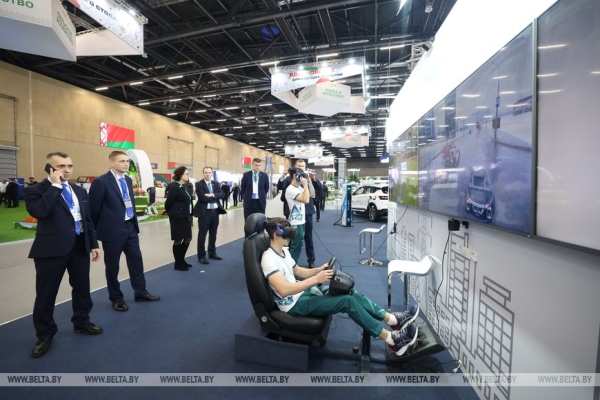 Иммерсивный кинотеатр и робот, который делает комплименты. Чем удивила "Моя Беларусь" в первый день 