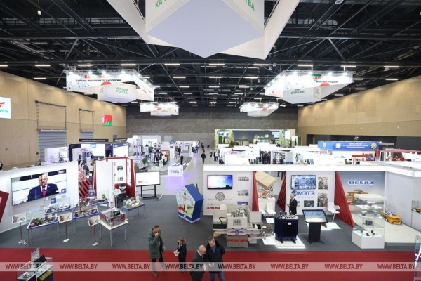 Иммерсивный кинотеатр и робот, который делает комплименты. Чем удивила "Моя Беларусь" в первый день 