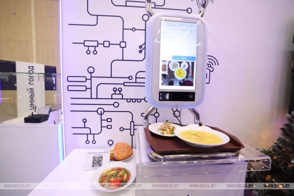 Иммерсивный кинотеатр и робот, который делает комплименты. Чем удивила "Моя Беларусь" в первый день 