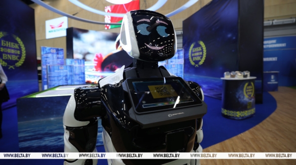 Иммерсивный кинотеатр и робот, который делает комплименты. Чем удивила "Моя Беларусь" в первый день 