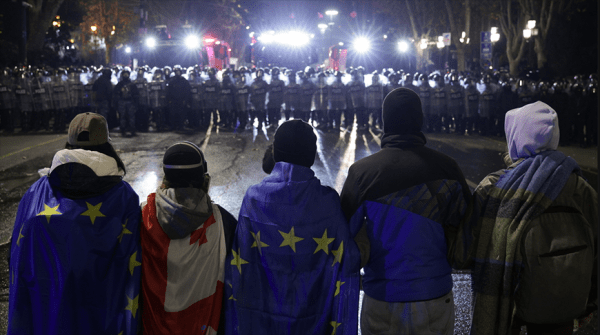 От подкупа до вооруженных конфликтов. Эксперт о том, как приходят к власти политические марионетки 