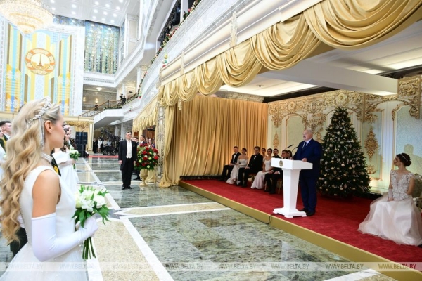 Серьезные дебаты под Питером, белорусский "Москвич" и правда жизни от Лукашенко. Итоги недели Президента