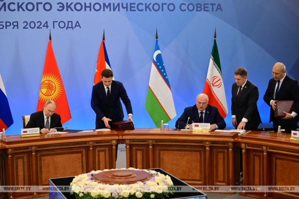 Серьезные дебаты под Питером, белорусский "Москвич" и правда жизни от Лукашенко. Итоги недели Президента