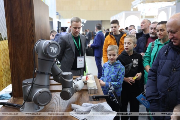 Иммерсивный кинотеатр и робот, который делает комплименты. Чем удивила "Моя Беларусь" в первый день 