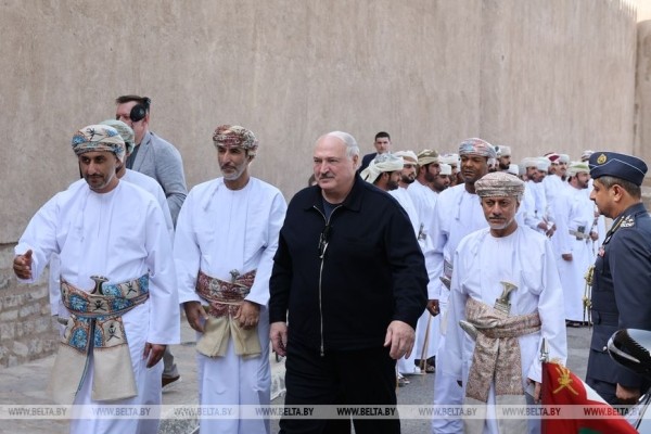 Лукашенко после посещения порта осмотрел крепость - главную достопримечательность Сохара 