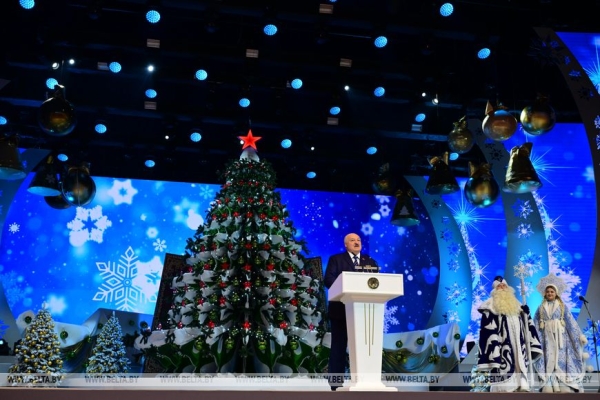 Серьезные дебаты под Питером, белорусский "Москвич" и правда жизни от Лукашенко. Итоги недели Президента