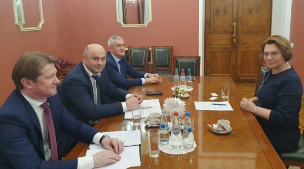 Рогожник обсудил с представителем крупнейшей российской торговой сети наращивание прямых поставок из Беларуси