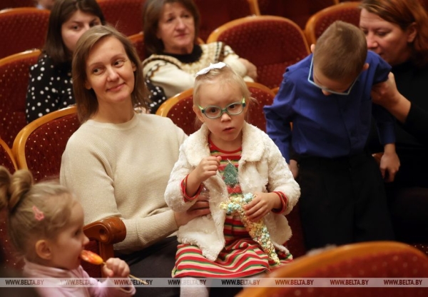 Новогодний спектакль "Емелины чудеса" представили в Гомельском областном драмтеатре