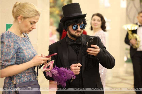 "Воплотила в жизнь детскую мечту". Как проходит бал в Большом театре