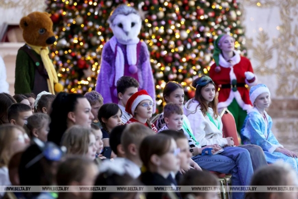 По следам Королевы Зимы. Дворец Независимости погрузился в новогоднюю сказку 