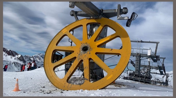 На горнолыжном курорте Астун в Испании упал подъемник, пострадали десятки человек 