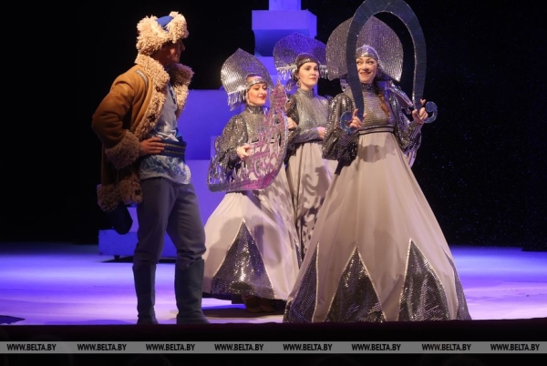 Новогодний спектакль "Емелины чудеса" представили в Гомельском областном драмтеатре
