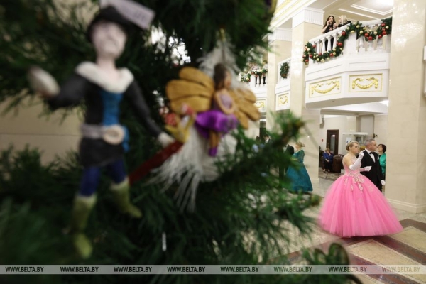 "Воплотила в жизнь детскую мечту". Как проходит бал в Большом театре