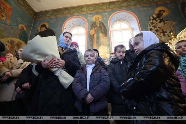 "Эти праздники в наших сердцах". Лукашенко зажег свечу в храме Логойска и поздравил всех с Рождеством