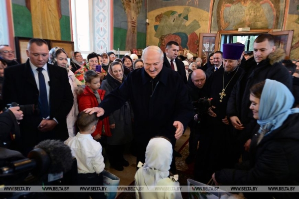 "Эти праздники в наших сердцах". Лукашенко зажег свечу в храме Логойска и поздравил всех с Рождеством