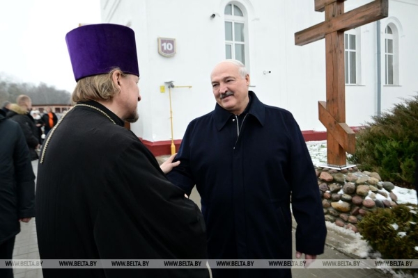 "Эти праздники в наших сердцах". Лукашенко зажег свечу в храме Логойска и поздравил всех с Рождеством