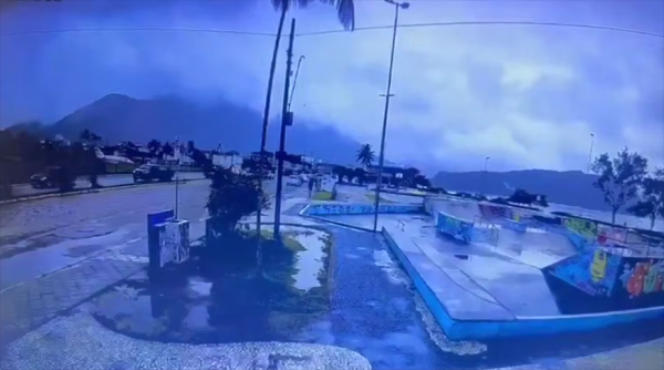 СМИ: при крушении бизнес-джета на пляже в Бразилии погиб пилот, 6 человек ранены  