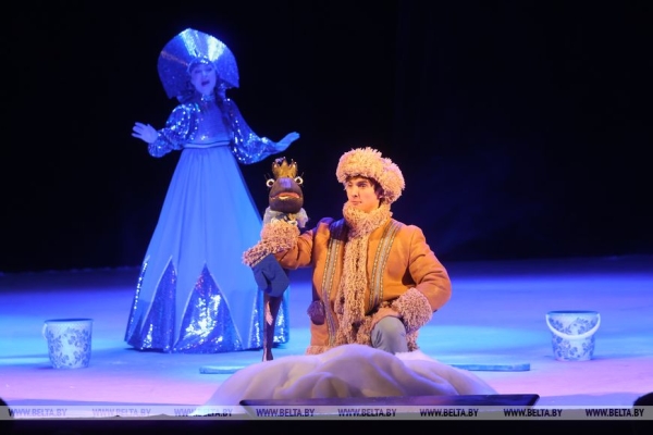 Новогодний спектакль "Емелины чудеса" представили в Гомельском областном драмтеатре