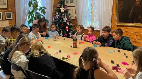 Игрушки из природных материалов и свечи из вощины. Какие мастер-классы проходят в Доме Ваньковичей