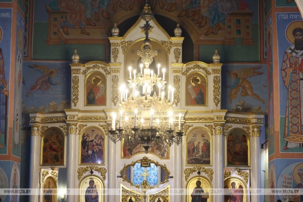 "Эти праздники в наших сердцах". Лукашенко зажег свечу в храме Логойска и поздравил всех с Рождеством