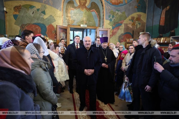 "Эти праздники в наших сердцах". Лукашенко зажег свечу в храме Логойска и поздравил всех с Рождеством