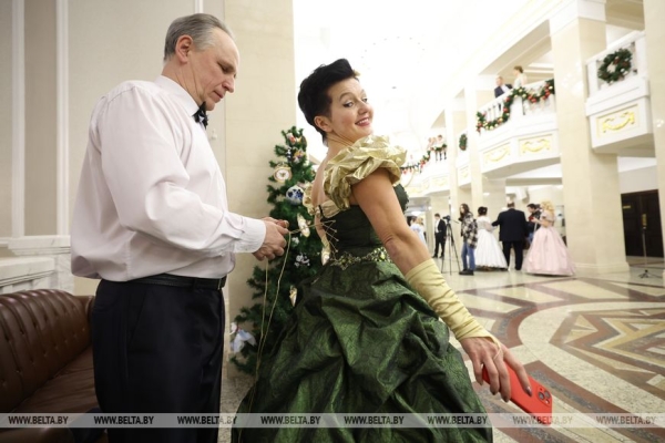 "Воплотила в жизнь детскую мечту". Как проходит бал в Большом театре
