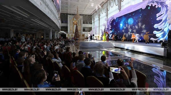 По следам Королевы Зимы. Дворец Независимости погрузился в новогоднюю сказку 