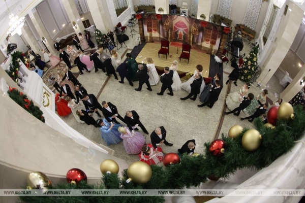 "Воплотила в жизнь детскую мечту". Как проходит бал в Большом театре