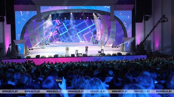 Подарок для трудовых коллективов. Концерт "Наши любимые песни" прошел на сцене Дворца Республики