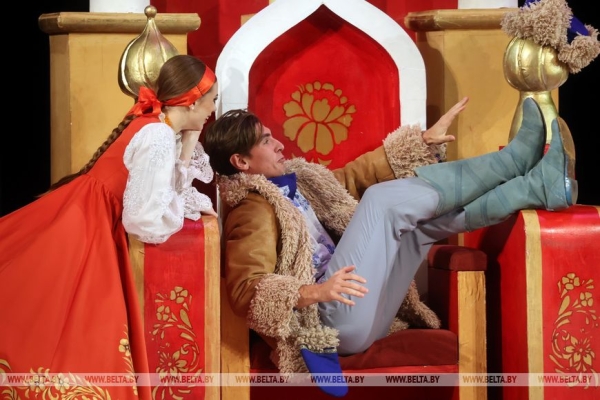 Новогодний спектакль "Емелины чудеса" представили в Гомельском областном драмтеатре