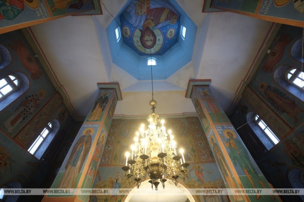 "Эти праздники в наших сердцах". Лукашенко зажег свечу в храме Логойска и поздравил всех с Рождеством