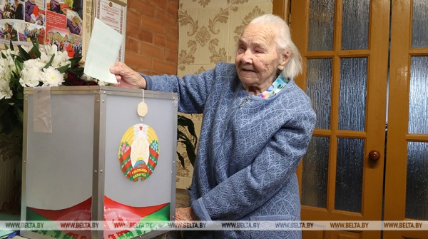 Старейшая избирательница агорогородка Александрия приняла участие в голосовании