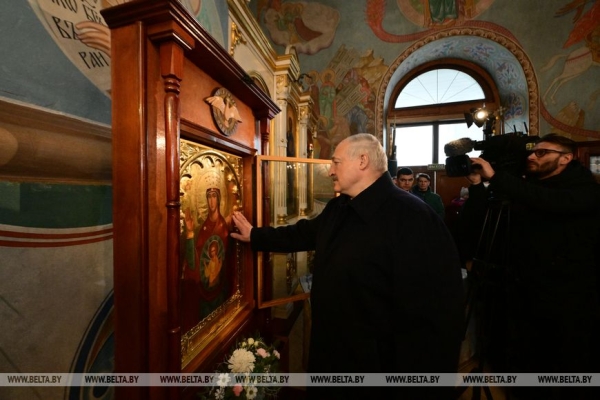"Эти праздники в наших сердцах". Лукашенко зажег свечу в храме Логойска и поздравил всех с Рождеством