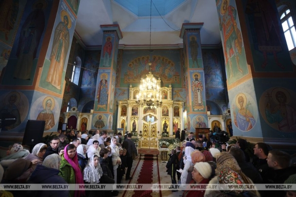 "Эти праздники в наших сердцах". Лукашенко зажег свечу в храме Логойска и поздравил всех с Рождеством