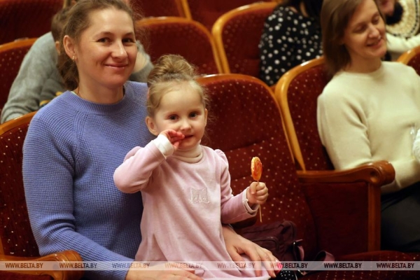 Новогодний спектакль "Емелины чудеса" представили в Гомельском областном драмтеатре
