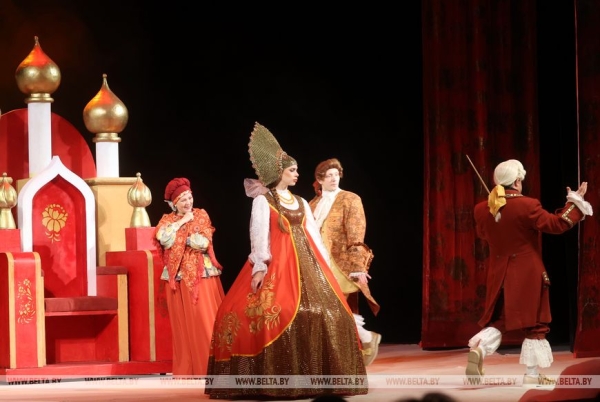 Новогодний спектакль "Емелины чудеса" представили в Гомельском областном драмтеатре