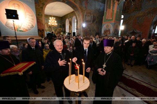 "Эти праздники в наших сердцах". Лукашенко зажег свечу в храме Логойска и поздравил всех с Рождеством