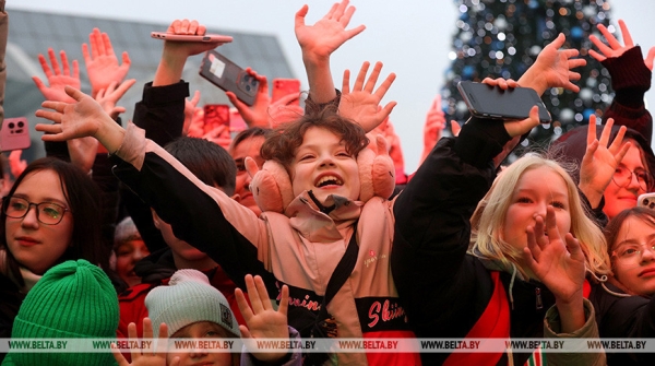Интерактивные площадки и концерт блогеров: "Марафон единства" завершается в столице