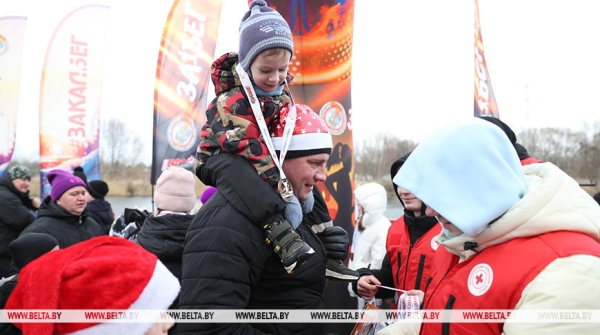 Около 80 семей вышли на старт "Крещенского забега" на фестивале "Берестейские сани"