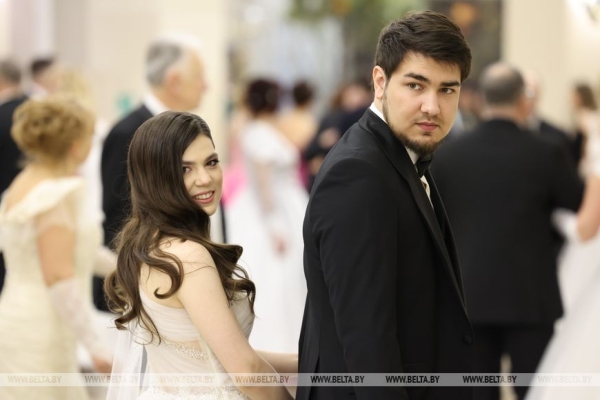 "Воплотила в жизнь детскую мечту". Как проходит бал в Большом театре