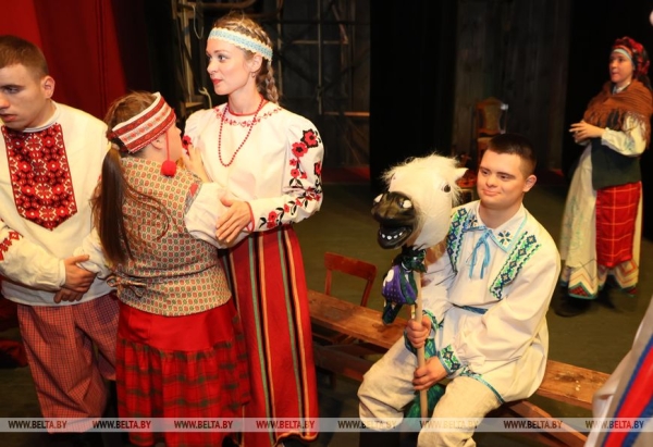 "Павлинку" на сцене Гомельского областного драмтеатра представили инклюзивные актеры