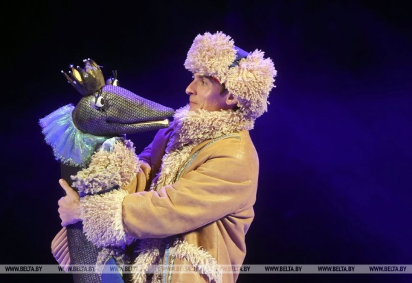 Новогодний спектакль "Емелины чудеса" представили в Гомельском областном драмтеатре
