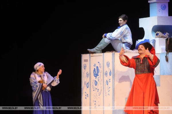 Новогодний спектакль "Емелины чудеса" представили в Гомельском областном драмтеатре