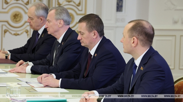 Реверс правительства, прокачка местной власти, ожидания избирателей и российские регионы. Итоги недели Президента