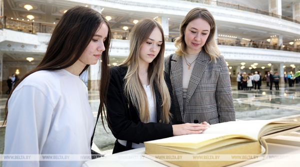 "Сінявокая, чыстая, прыгожая". Экскурсанты Дворца Независимости признались в любви к Беларуси